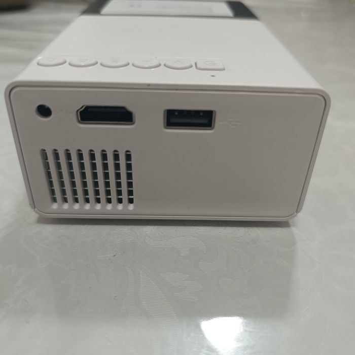 Проектор изображения на стену.