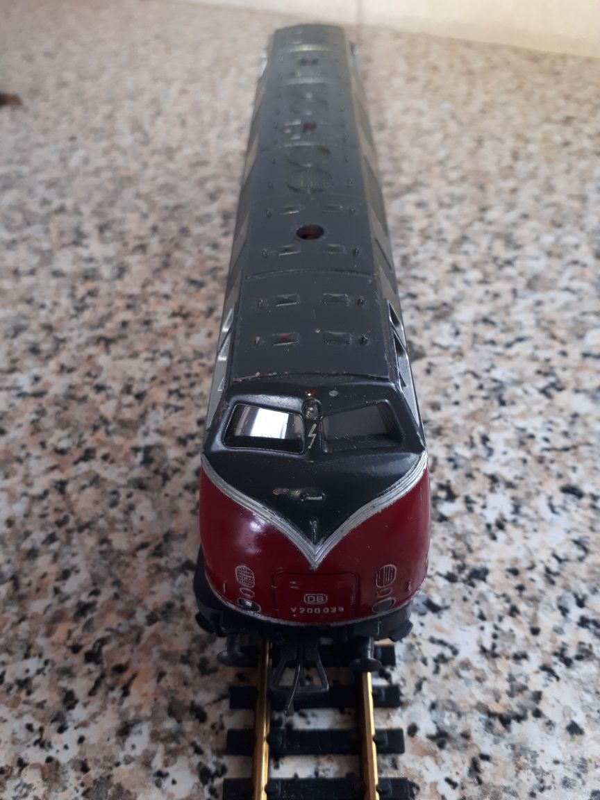 Locomotiva diesel cu 3 vagoane