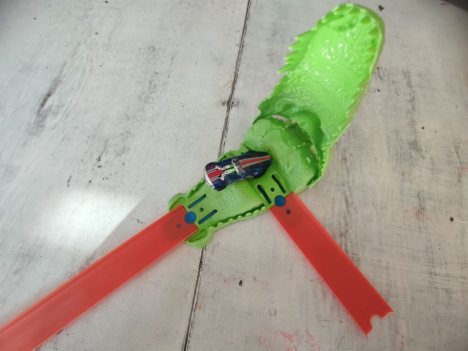 Hotwheels  писти- 2 крокодила, горила, динозавър и акула