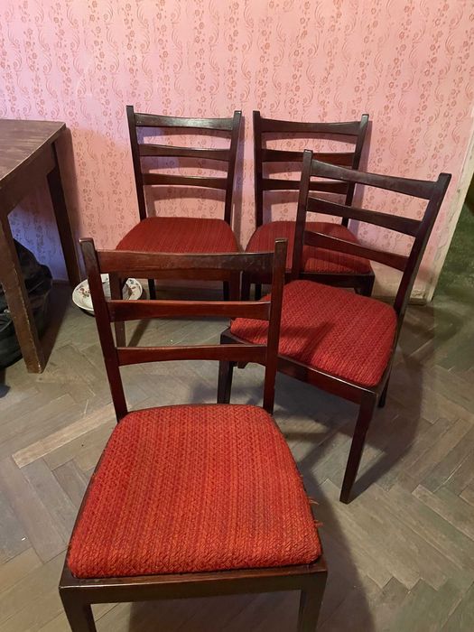 4 scaune -- din lemn masiv---