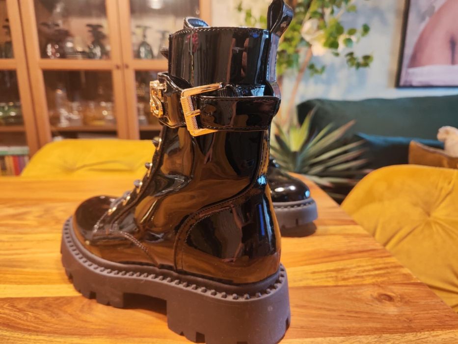 Guess чисто нови обувки /боти/