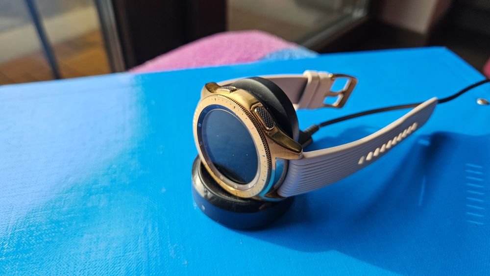 Продавам смарт часовник Samsung Galaxy Watch 42mm Rose Gold SM-R810