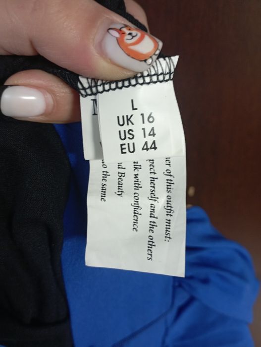 Рокля с гол гръб