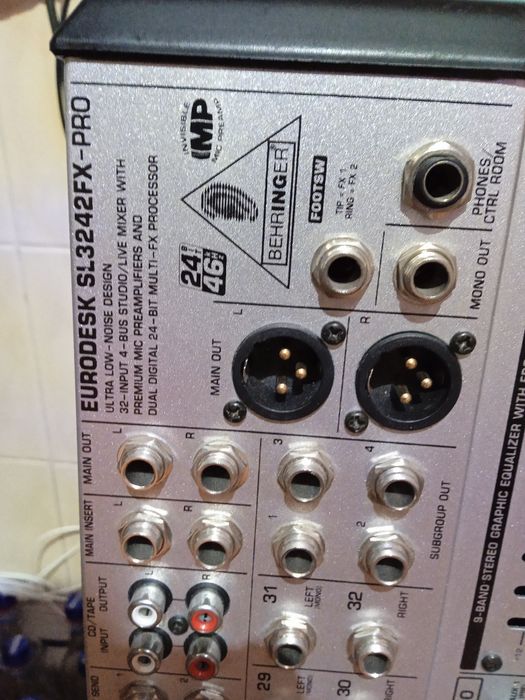 Mixer Beringer profesional 24 canale