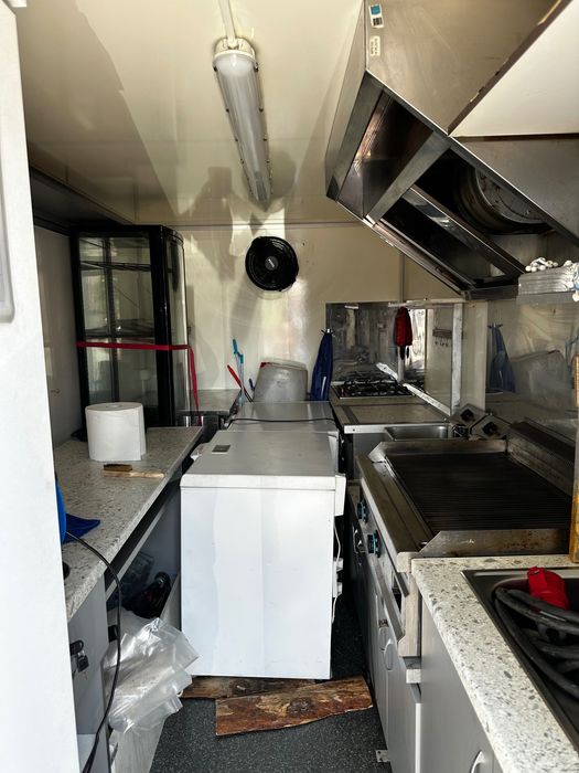 Food truck Peugeot Boxer gata de făcut bani