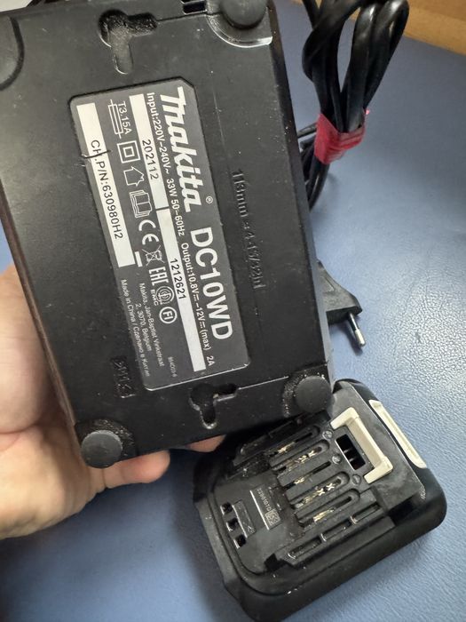 Set incarcator si 2 acumulatori makita BL1021B