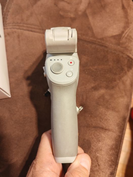 Продавам DJI Osmo mobile 4 с допълнителен магнитен захват