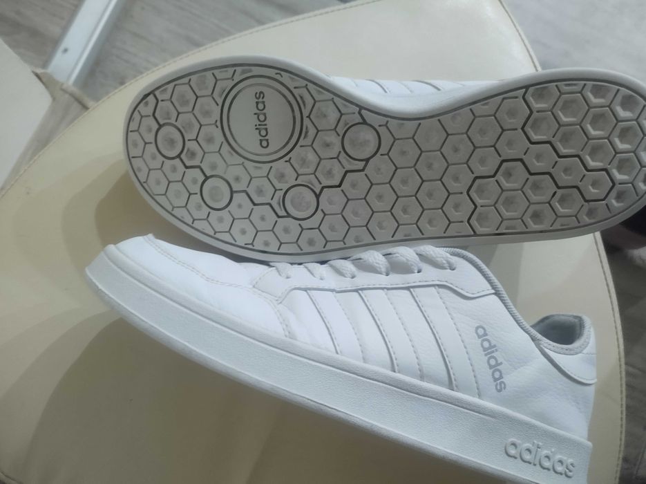 Adidasi marimea42