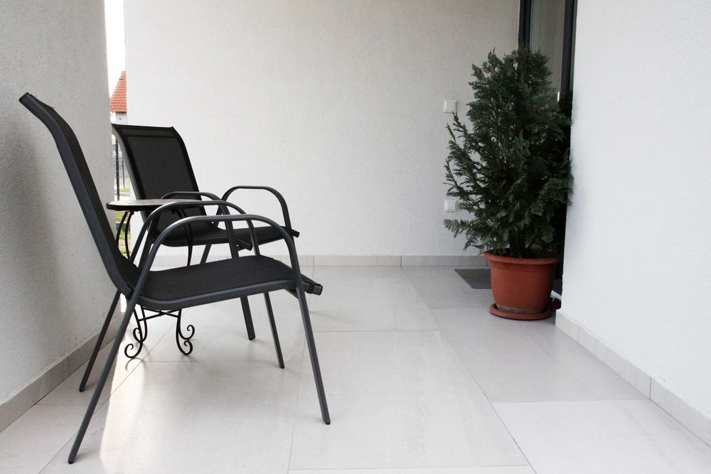 Inchiriez apartament cu 2 camere cu curte proprie