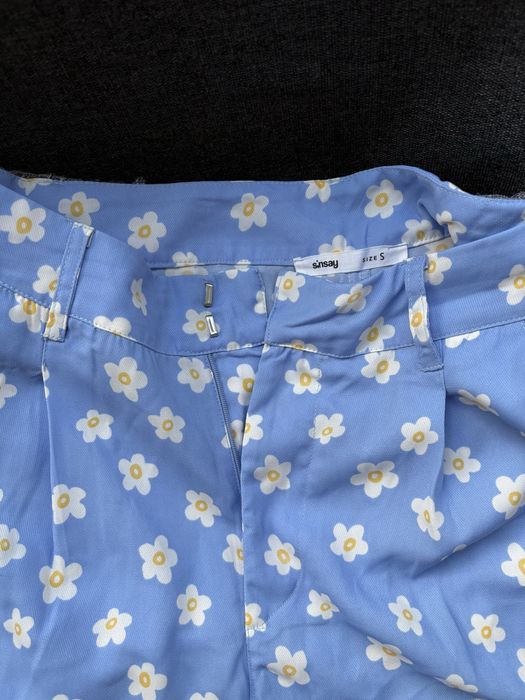 Pantaloni scurti inflorati