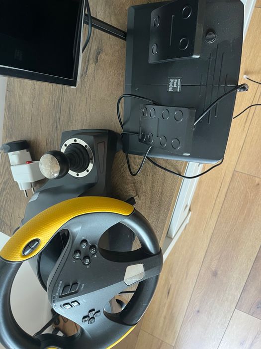 Volan gaming pentru consola  cu pedale