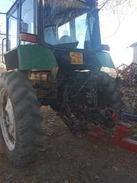 Traktor Belarus plugi bilan