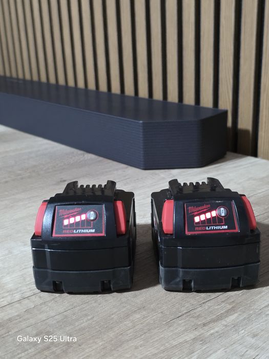 Vând 2 acumulatori/baterii milwaukee  5 ah