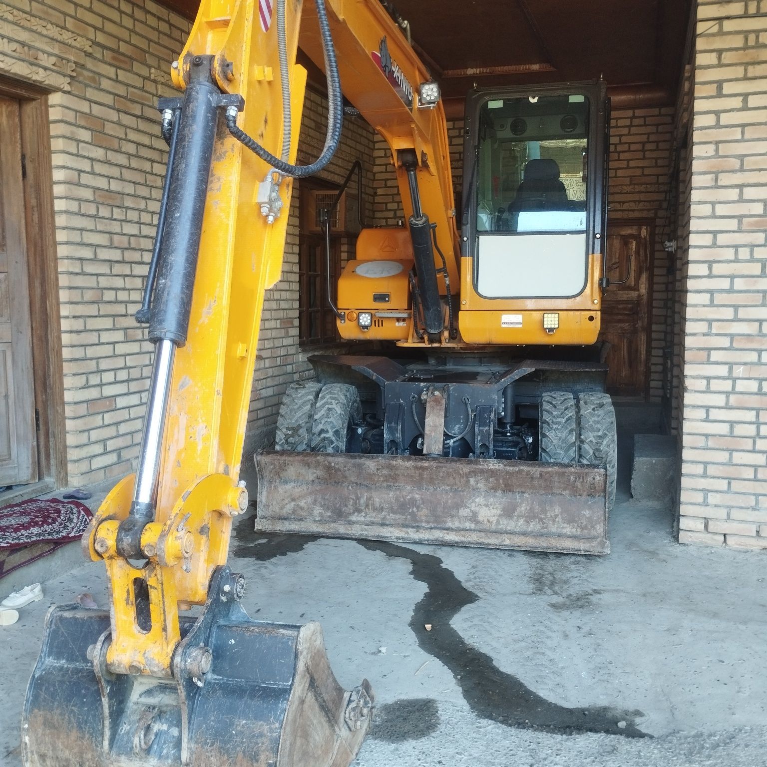 Ekskavator xiniu XN95 sotiladi 2023 yil 1200 soat iwlagan hali yap yan