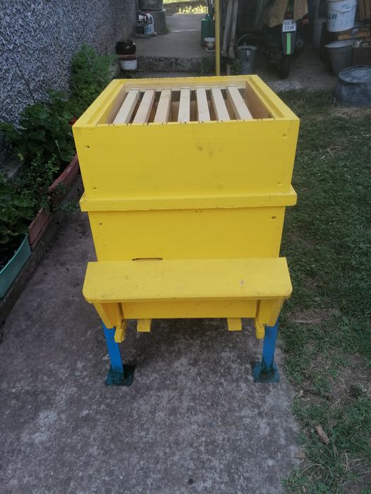 Пчелен кошер Дадан блад