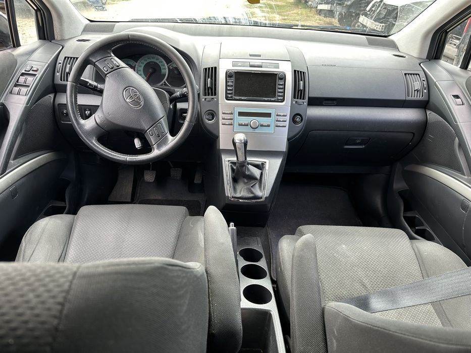 Toyota Corolla Verso на части 2.2 d4d 136 кс