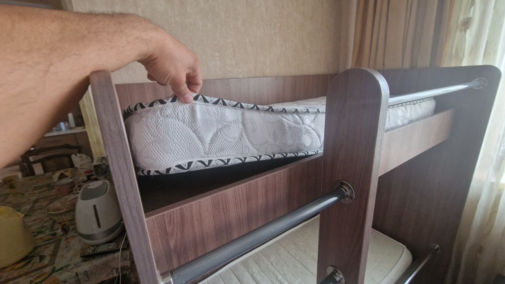 Продается двухъярусная кровать с матрасами