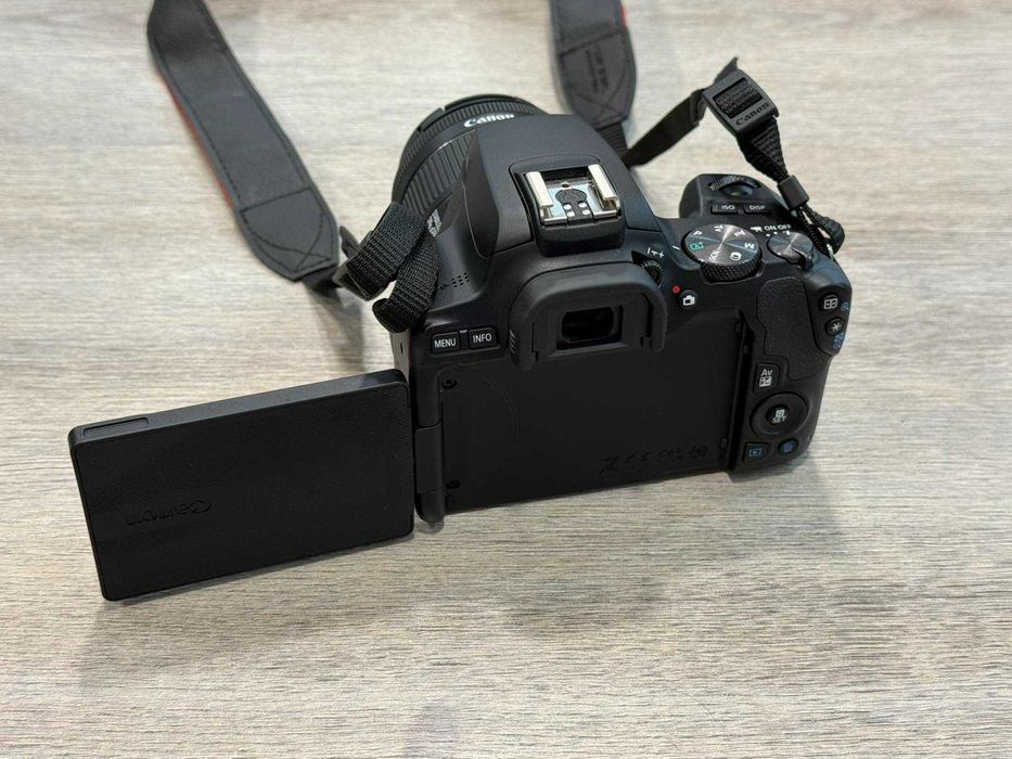 Canon EOS 250D + обектив EF-S 18–55mm