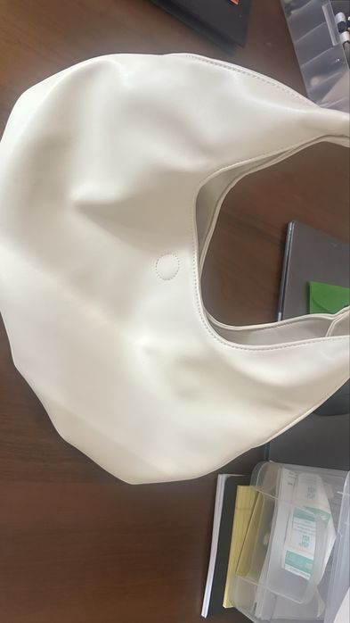 Сумка молочного цвета вместительная