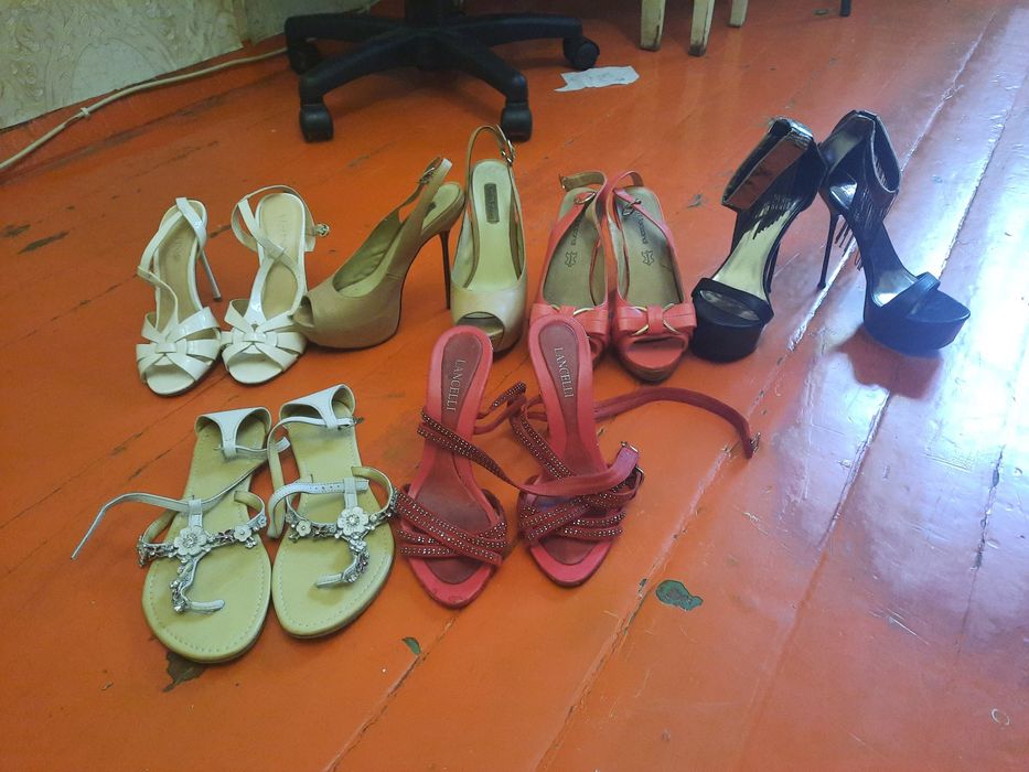 Отдам бесплатно обуви летние 37 размер