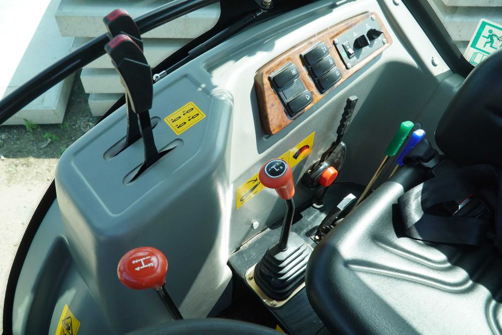 Tractor YTO NMF704C (70 CP / EURO 5) cu incarcator frontal si cupa