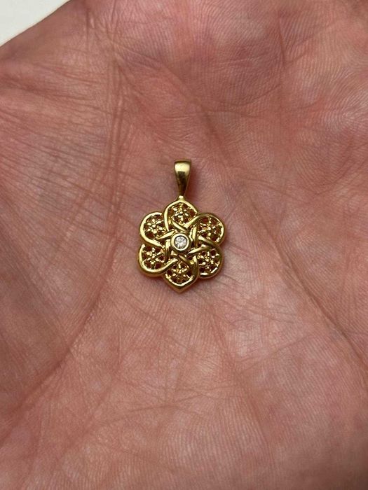 PANDANTIV AUR 18K + 1 Diamant = 0.05ct - Model Floare - Vintage !