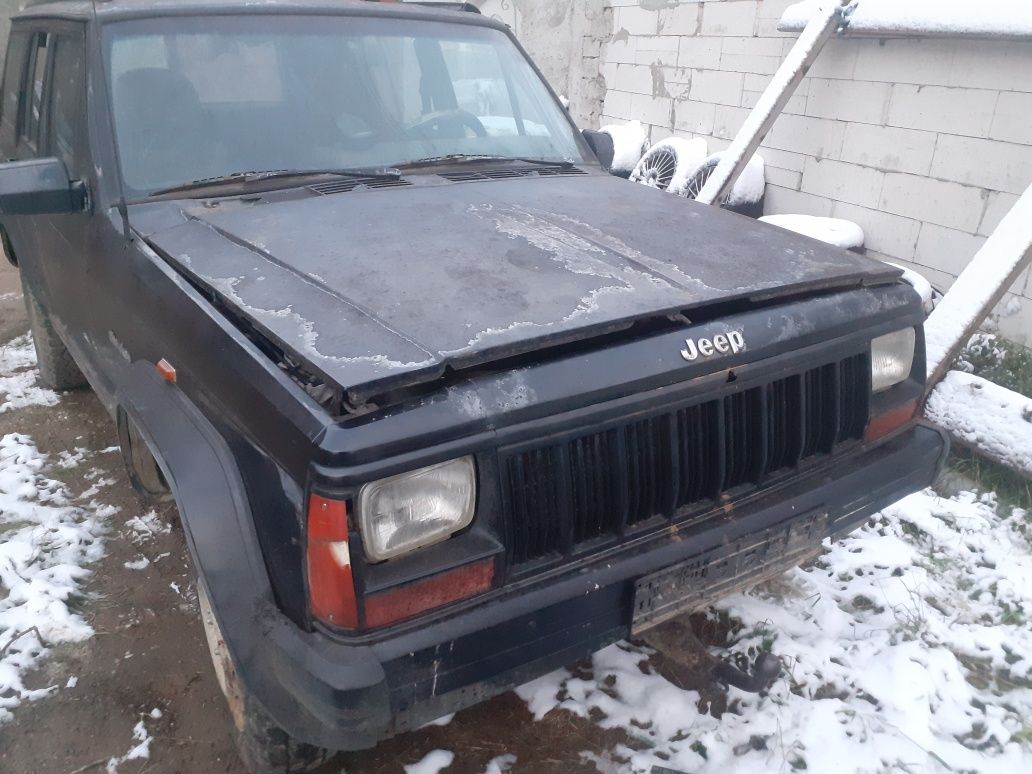 Vând Jeep Cherokee