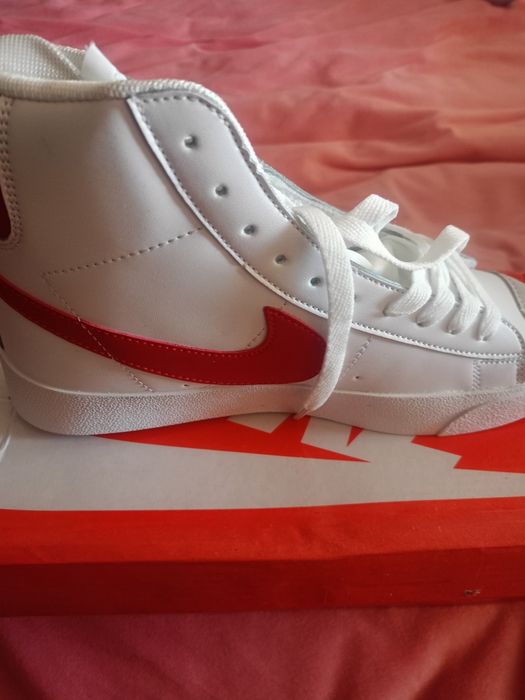 Продам новые кроссовки