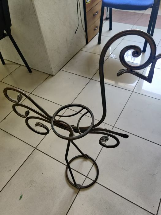 Кованая стойка для цветов. Подставка для цветов. По