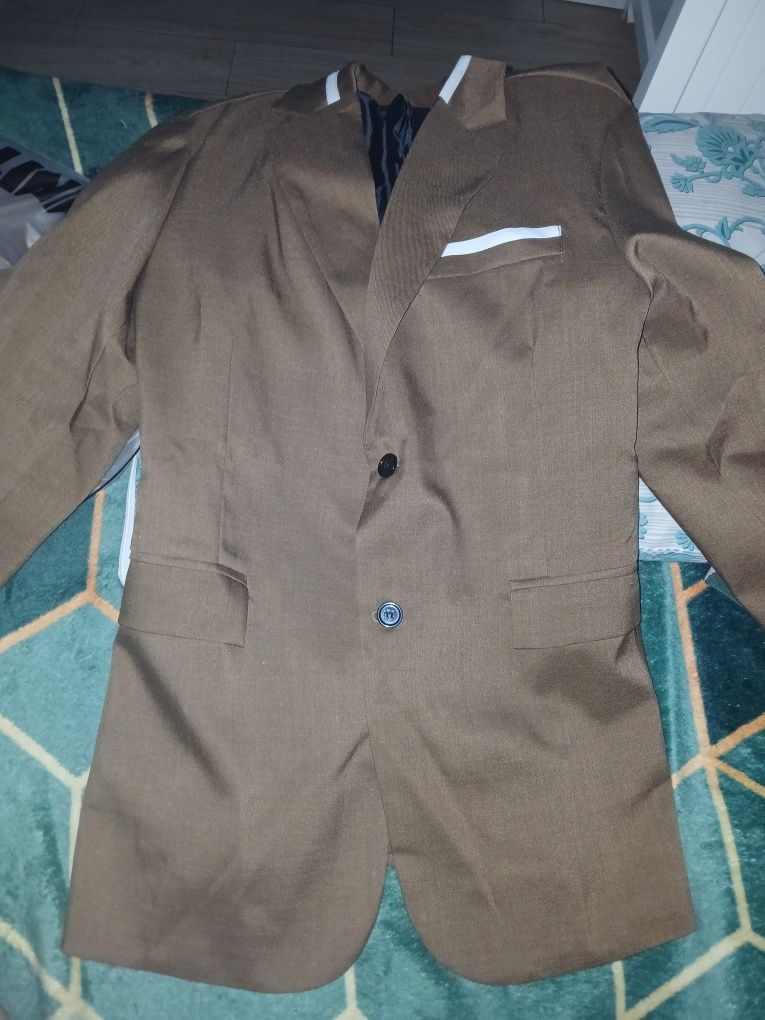 Vand costum de ocazie bej impreuna cu cravata bej închis,nefolosite