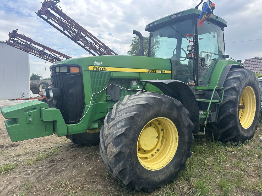 John Deere 8100; 9800 h; 185 cp