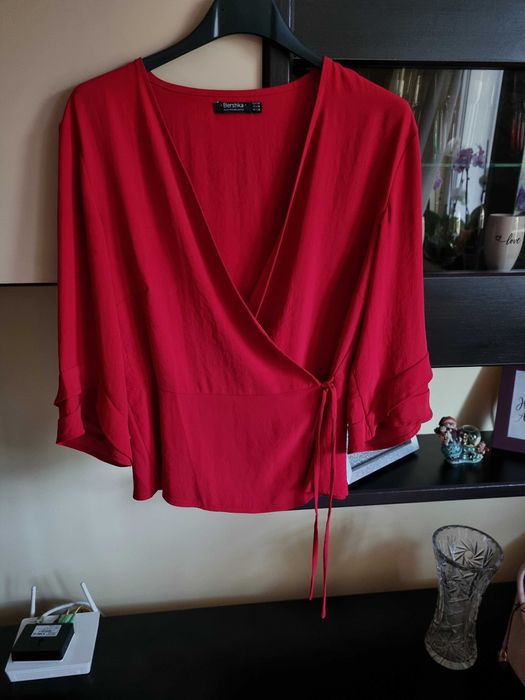 Oferta bluze petrecute/camasi rosii S Stradivarius, Bershka