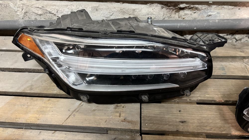 Volvo XC90 II Фарове