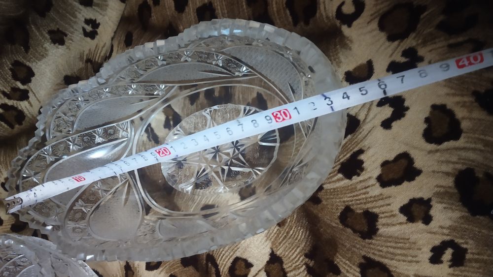 Продам две хрустальные вазы