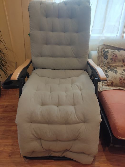 Кресло шезлонг с тканевой подушкой