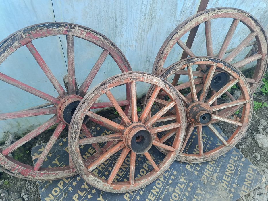 Автентични колела от каруца .