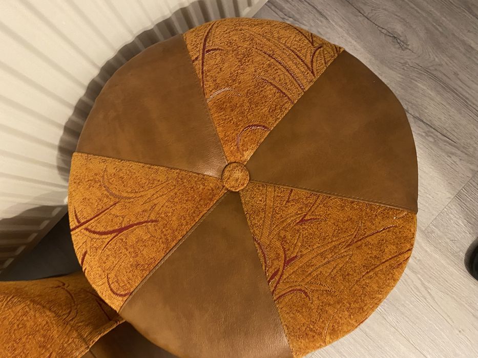 Vand 2 tabureti pentru camera mare