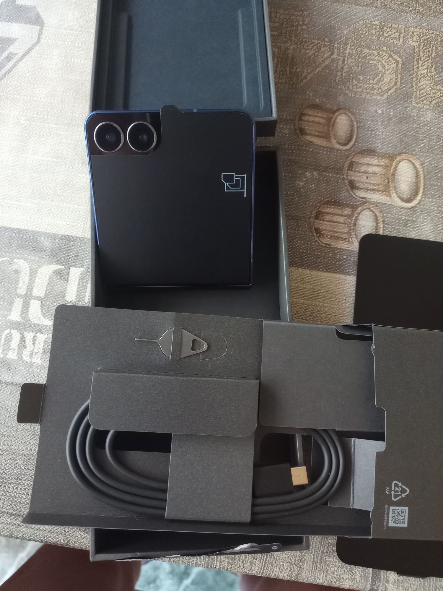 SAMSUNG GALAXY Z FLIP 7 256GB със гаранция