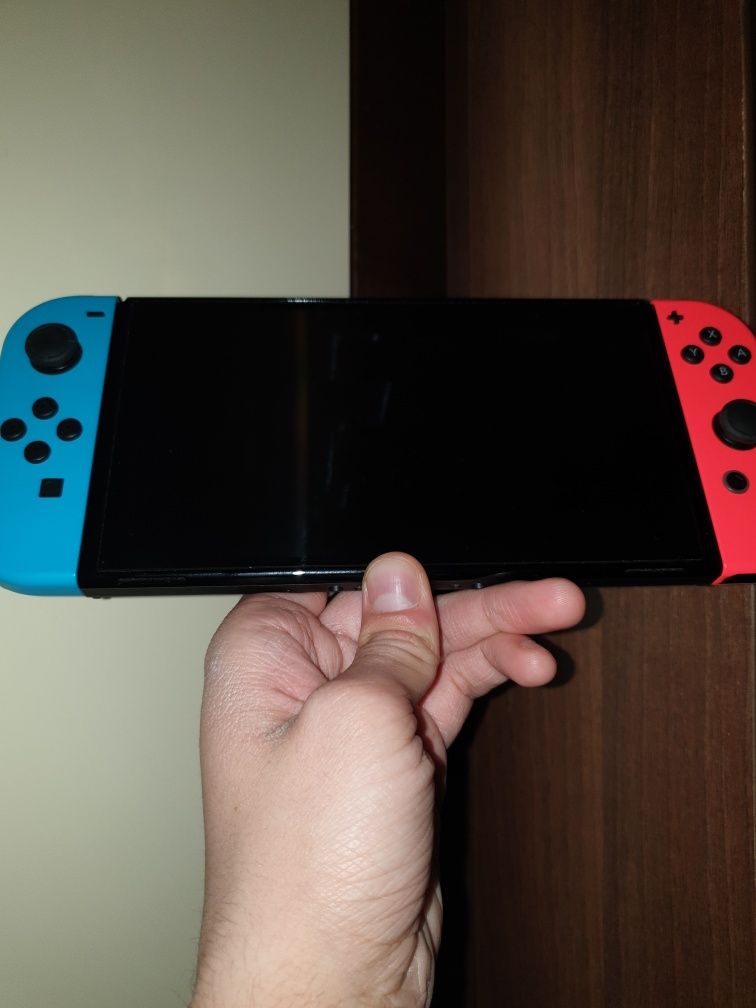 Nintendo Switch OLED + 2 Jocuri fizice