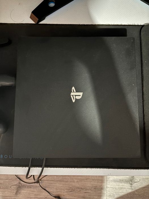 Vând Ps4 pro 1TB în stare foarte bună cu o maneta