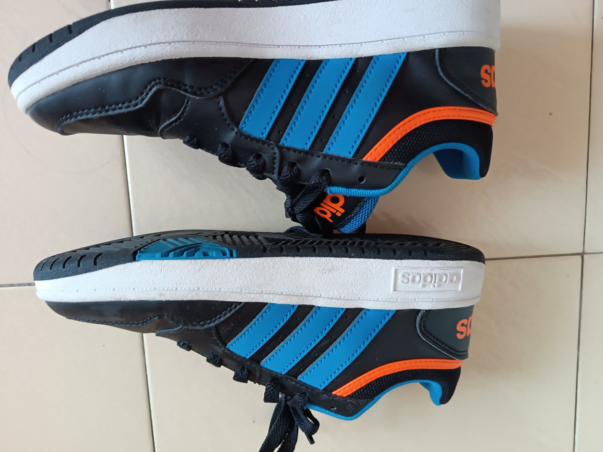 Маратонки adidas р-р  35