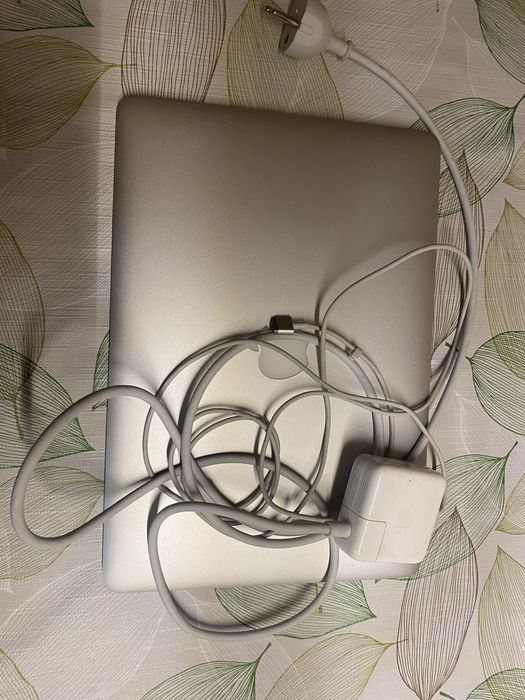 Продавам MacBook Air 13 2014