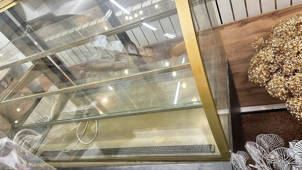 Витринный холодильник для тортиков