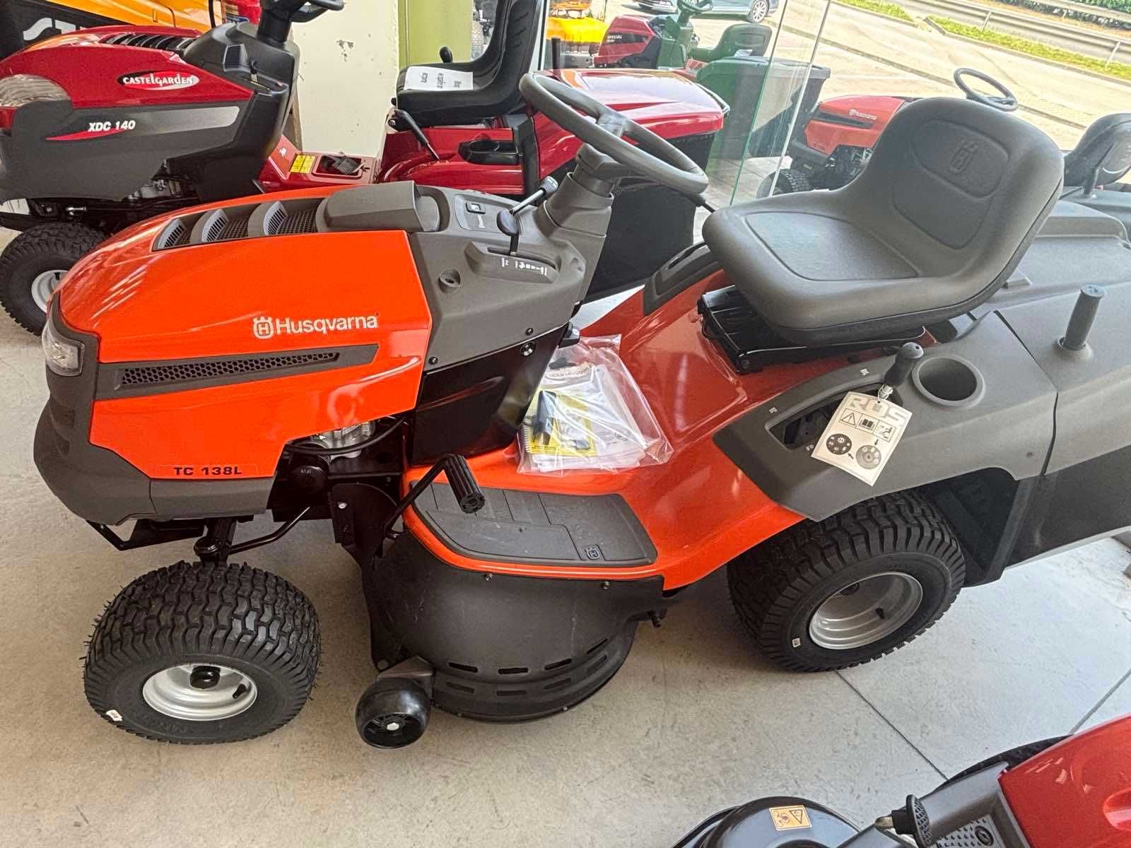 Тракторна косачка HUSQVARNA TC138L 15.5 к.с, 97 см, 220 л – Нова