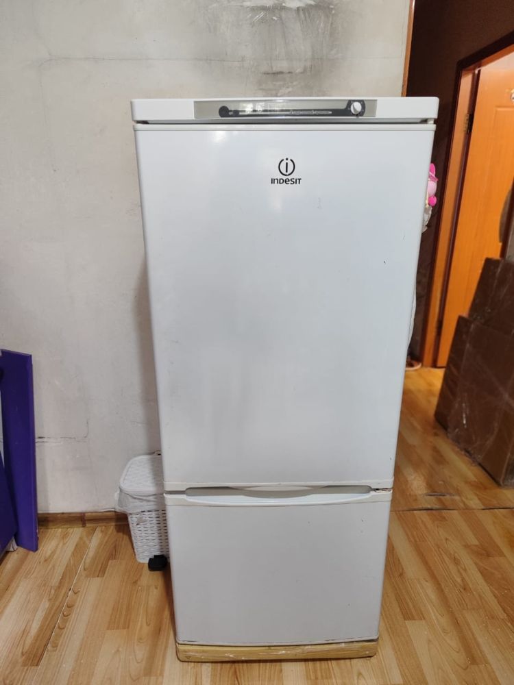 Холодильник марки Indesit