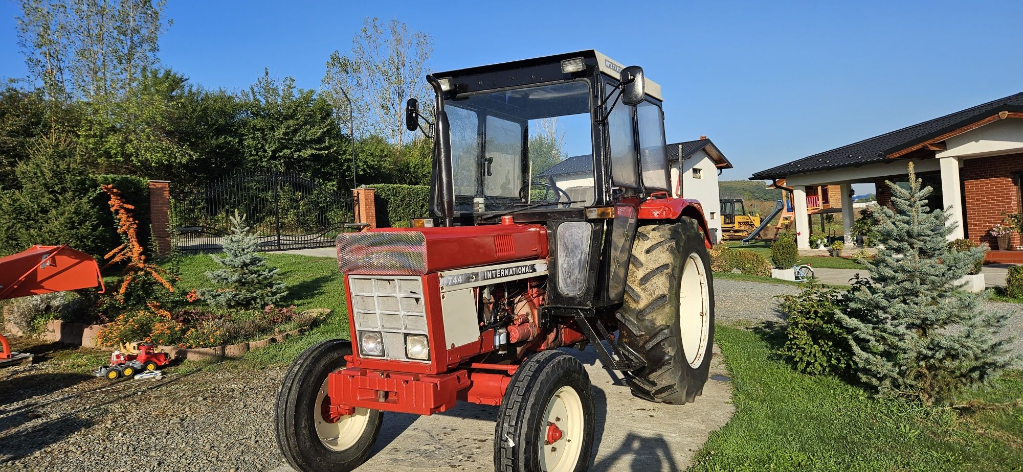 Tractor International 744