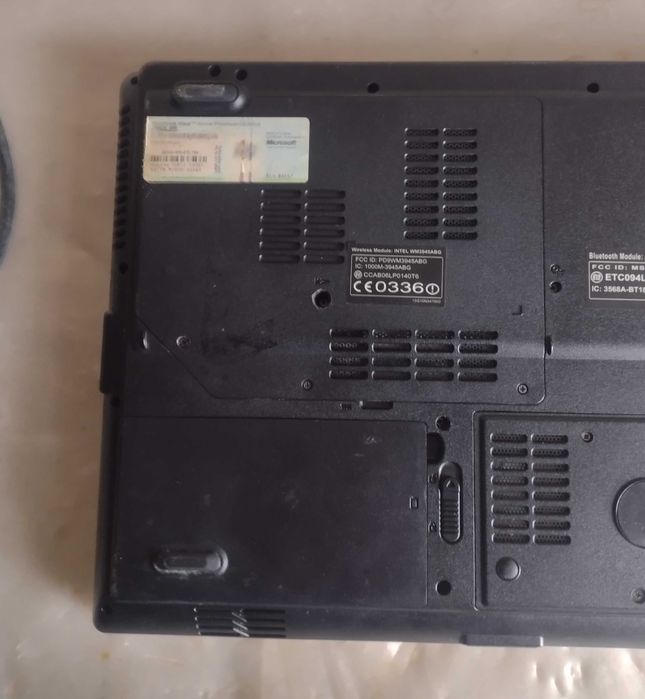 Лаптоп ASUS A8SC работи перфектно състояние Windows 7pro 32bit зарядно