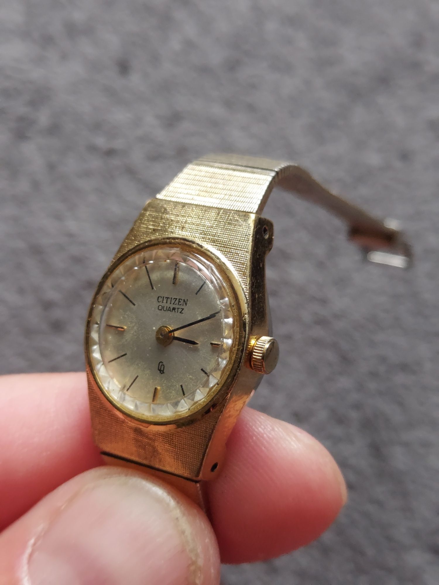 Ceas de dama japonez Citizen,quartz,baterie noua,auriu,superb,deosebit