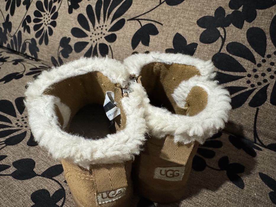 Детски боти в много добро състояние UGG