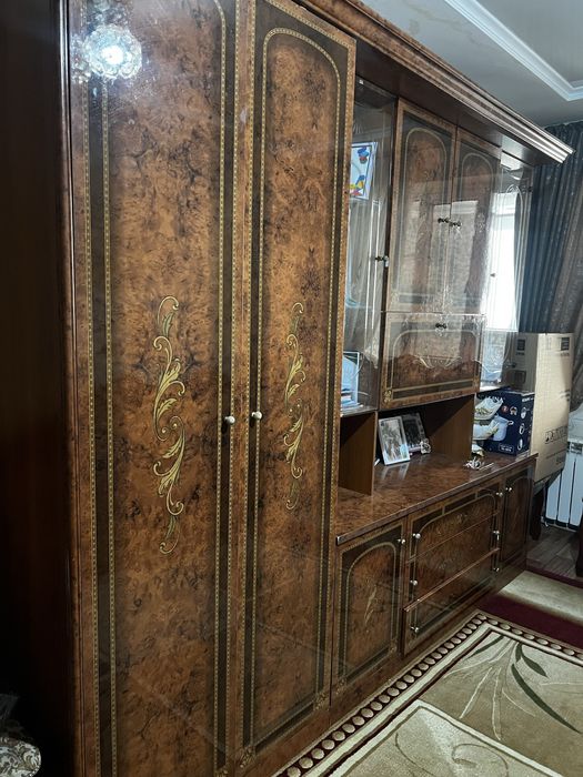 Стол стулья и сервант